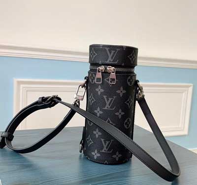 LV Monogram Eclipse 帆布構(gòu)筑醒目格調(diào)瓶套GI0398