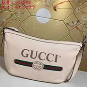 gucci古馳GUCCI2018流行圓底包獨(dú)特的設(shè)計(jì)風(fēng)格 并將街頭元素與之結(jié)合以帶有紋路的柔軟皮革制作 包身飾有G標(biāo)識(shí) 這是一種從80年代復(fù)古印花取材的復(fù)古圖案可調(diào)節(jié)皮革背帶 型號(hào)：523588尺寸：