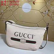 小號 gucci古馳GUCCI2018流行圓底包獨特的設計風格 并將街頭元素與之結合以帶有紋路的柔軟皮革制作 包身飾有G標識 這是一種從80年代復古印花取材的復古圖案可調節(jié)皮革背帶 型號：523592