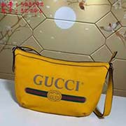 小號(hào) gucci古馳 GUCCI2018流行圓底包獨(dú)特的設(shè)計(jì)風(fēng)格 并將街頭元素與之結(jié)合以帶有紋路的柔軟皮革制作 包身飾有G標(biāo)識(shí) 這是一種從80年代復(fù)古印花取材的復(fù)古圖案可調(diào)節(jié)皮革背帶 型號(hào)：52359