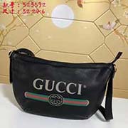 小號 gucci古馳 GUCCI2018流行圓底包獨特的設(shè)計風格 并將街頭元素與之結(jié)合以帶有紋路的柔軟皮革制作 包身飾有G標識 這是一種從80年代復(fù)古印花取材的復(fù)古圖案可調(diào)節(jié)皮革背帶 型號：52359