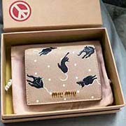 MIUMIU 口袋小錢包 pocket wallet 專柜新款小錢夾今年fashion的印花設(shè)計 5MV204 里外都是進(jìn)口高等牛皮山羊紋 內(nèi)壓197A 百元鈔銀行卡硬幣零錢通通可以收入其中 siz