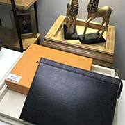 M67736 由Epi皮革與Monogram帆布裁制而成的Pochette Voyage中號手袋是對路易威登經(jīng)典標(biāo)識的現(xiàn)代致敬 通過豐富的色彩與材料組合展現(xiàn)品牌特質(zhì)以及活力風(fēng)格 既可放入大包袋中 亦可