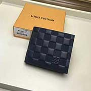 N63334 壓格 藍(lán) 優(yōu)雅的Damier 皮革 細(xì)致地壓印上品牌經(jīng)典圖案 賦予這款Marco錢包濃厚的陽剛氣息 用以攜帶卡片 現(xiàn)金和零錢 風(fēng)度優(yōu)雅 實(shí)用的正方形設(shè)計(jì) 可輕易收納入任何口袋