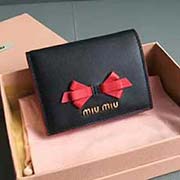 MIUMIU 口袋小錢包 pocket wallet 專柜新款小錢夾超美蝴蝶結 里外完美拼色搭配 5MV204 里外都是進口高等哈雷小牛皮 內(nèi)壓197A 百元鈔銀行卡硬幣零錢通通可以收入其中 8 11