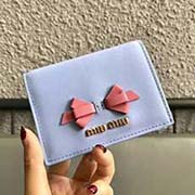 MIUMIU 口袋小錢包 pocket wallet 專柜新款小錢夾超美蝴蝶結(jié) 里外完美拼色搭配 5MV204 里外都是進口高等哈雷小牛皮 內(nèi)壓197A 百元鈔銀行卡硬幣零錢通通可以收入其中 8 11