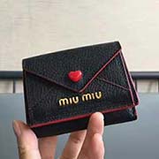 MIUMIU 5MH020專柜新LOVE愛心系列錢包 三折信封短款錢夾隔層內(nèi)添加三個卡位 百元大鈔無須折疊可直放 正面隔層可放多張卡或零錢 設計實用又時尚小小個超能裝 里外進口牛皮山羊紋 9.5X7