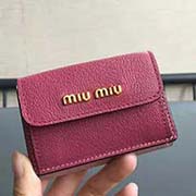 MIUMIU 5MH020專柜新系列錢包 三折短款錢夾拼色設(shè)計(jì) 隔層內(nèi)添加三個卡位 百元大鈔無須折疊可直放 正面隔層可放多張卡或零錢 設(shè)計(jì)實(shí)用又時(shí)尚小小個超能裝 里外進(jìn)口牛皮山羊紋 9.5X7Cm