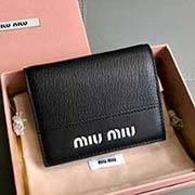 MIUMIU pocket wallet 專(zhuān)柜新款錢(qián)夾 5MV204 進(jìn)口高等馬德拉斯山羊皮搭配小牛皮 正面絲印logo燙字 內(nèi)里miu標(biāo)識(shí)燙字 百元鈔銀行卡硬幣零錢(qián)通通可以收入其中 8 11cm