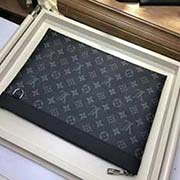 M62291 黑花 POCHETTE APOLLO 手袋 由柔軟Monogram Eclipse帆布裁制而成的手袋具有小巧而實用的 便于存放文件與其他個人財物 風格優(yōu)雅而時尚 可手持 亦可放入包中 2