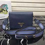 新款首發(fā)原單品質(zhì) Prada2018春夏新款 自然摔小牛皮斜挎包 意大利進(jìn)口超質(zhì)感小牛皮 prada標(biāo)識布襯里 配有可拆式皮革肩帶可拆卸彩色織物肩帶 磁扣開合 三個內(nèi)部隔層和一個拉鏈袋 完美細(xì)節(jié) 媲美