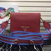 新款首發(fā)原單品質(zhì) Prada2018春夏新款 自然摔小牛皮斜挎包 意大利進(jìn)口超質(zhì)感小牛皮 prada標(biāo)識布襯里 配有可拆式皮革肩帶可拆卸彩色織物肩帶 磁扣開合 三個內(nèi)部隔層和一個拉鏈袋 完美細(xì)節(jié) 媲美