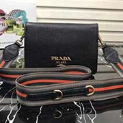 新款首發(fā)原單品質(zhì) Prada2018春夏新款 自然摔小牛皮斜挎包 意大利進(jìn)口超質(zhì)感小牛皮 prada標(biāo)識布襯里 配有可拆式皮革肩帶可拆卸彩色織物肩帶 磁扣開合 三個(gè)內(nèi)部隔層和一個(gè)拉鏈袋 完美細(xì)節(jié) 媲美